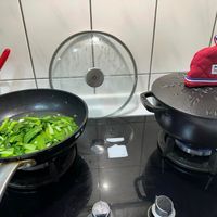 可能是帽子、莙薘菜和文字的圖像