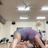 可能是 2 個人和大家在練瑜珈的圖像