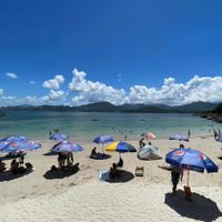可能是 7 個人和海灘的圖像