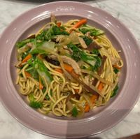 可能是麵、炒麵、拉麵、義大利麵和香菇的圖像