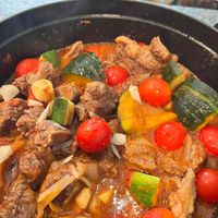 可能是燉小牛膝和肉排的圖像