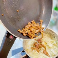 可能是麵、炒麵、義大利麵和文字的圖像