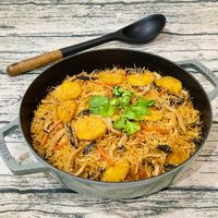 可能是印度香料飯、炒飯、炒麵、麵和義大利麵的圖像