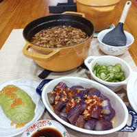 可能是火鍋、豆腐、紫蘇和文字的圖像