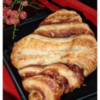 可能是巴布卡麵包、半圓形餡餅、水果塔和肉桂捲的圖像