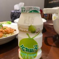 可能是椰子、飲料和文字的圖像