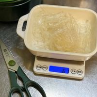可能是義大利麵、麵和文字的圖像