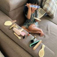 可能是 1 人、木湯匙、梳子、兒童玩具和文字的圖像