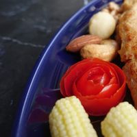 可能是肉排和麵包棒的圖像