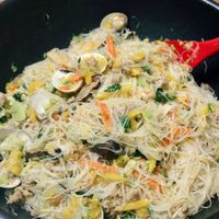 可能是義大利麵、炒麵、拉麵和麵的圖像