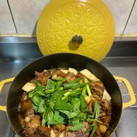 可能是火鍋、燉小牛膝和紫蘇的圖像