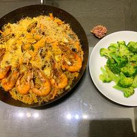 可能是蝦、炒麵、義大利麵、炒飯和麵的圖像