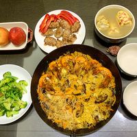 可能是豆腐、西班牙大鍋飯、炒飯、炒麵、火鍋和文字的圖像