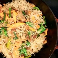 可能是炒飯、炒麵和麵的圖像
