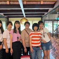 可能是 7 個人、瀏海和文字的圖像