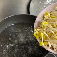 可能是幼苗的圖像