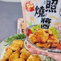 可能是炸丸子、豆腐、炒麵和文字的圖像
