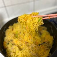 可能是義大利麵、麵、炒麵和拉麵的圖像