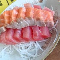 可能是生魚片、壽司和文字的圖像