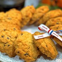 可能是餅乾、燕麥餅乾和文字的圖像