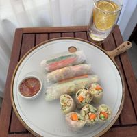 可能是壽司、麵和文字的圖像
