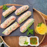 可能是麵、壽司、豆腐和文字的圖像