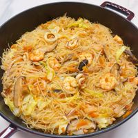 可能是炒飯、炒麵、義大利麵和麵的圖像