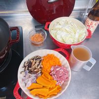 可能是麵、火鍋、豆腐、香菇和文字的圖像
