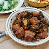 可能是火鍋、綠葉甘藍和燉小牛膝的圖像