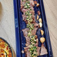 可能是壽司、肉排和生魚片的圖像