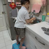 可能是 1 人、小孩和熨斗的圖像