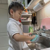 可能是 1 人、小孩和熨斗的圖像