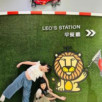 可能是 2 個人和文字的圖像