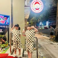 可能是 3 個人和文字的圖像