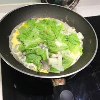 可能是歐姆蛋和綠葉甘藍的圖像
