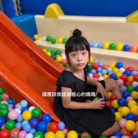 可能是 1 人、小孩和文字的圖像