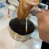 可能是咖啡機、泡茶器和咖啡杯的圖像