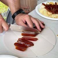 可能是 1 人、煙燻鮭魚和刀的圖像