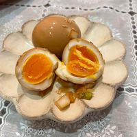 可能是蛋黃、水波蛋和拉麵的圖像