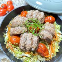 可能是肉排、麵和文字的圖像
