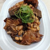 可能是焗豆和燉小牛膝的圖像