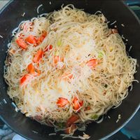 可能是義大利麵、麵和炒麵的圖像