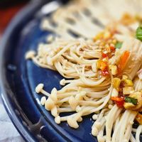 可能是炒麵、麵、拉麵和義大利麵的圖像