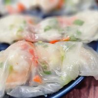 可能是麵和壽司的圖像