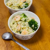 可能是北非小米飯、蝦和炒飯的圖像
