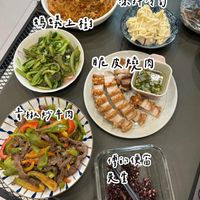 可能是壽司、炒麵和文字的圖像
