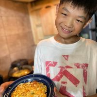可能是 1 人、炒飯和炒麵的圖像