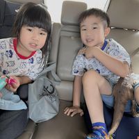 可能是 2 個人和小孩的圖像
