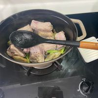 可能是木湯匙和燉小牛膝的圖像