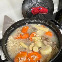 可能是燉小牛膝和字母湯的圖像
